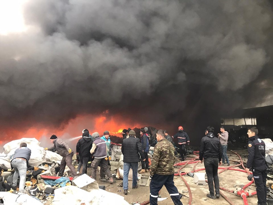 Bursa'da geri dönüşüm tesisinde yangın - 1
