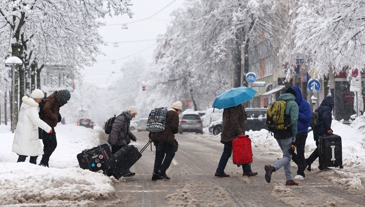 Almanya'da kar esareti: Tüm ulaşım sistemi durma noktasına geldi