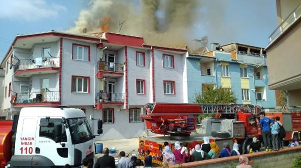 Bursa'da 2 katlı binanın çatısı yandı - 1