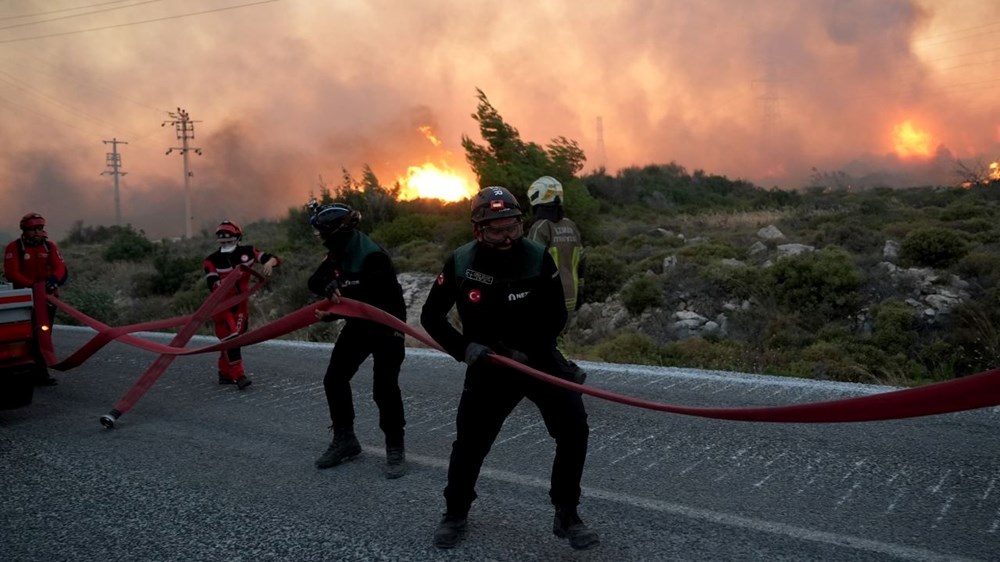 İzmir Çeşme'de orman yangını: Üç mahalle tahliye edildi, karayolu kapatıldı - 1