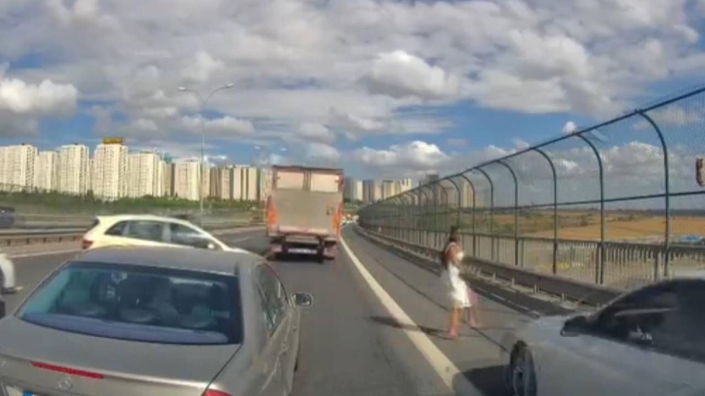 Kediyi kurtarmaya çalıştı, otomobil çarptı: İstanbul'da feci kaza - 3