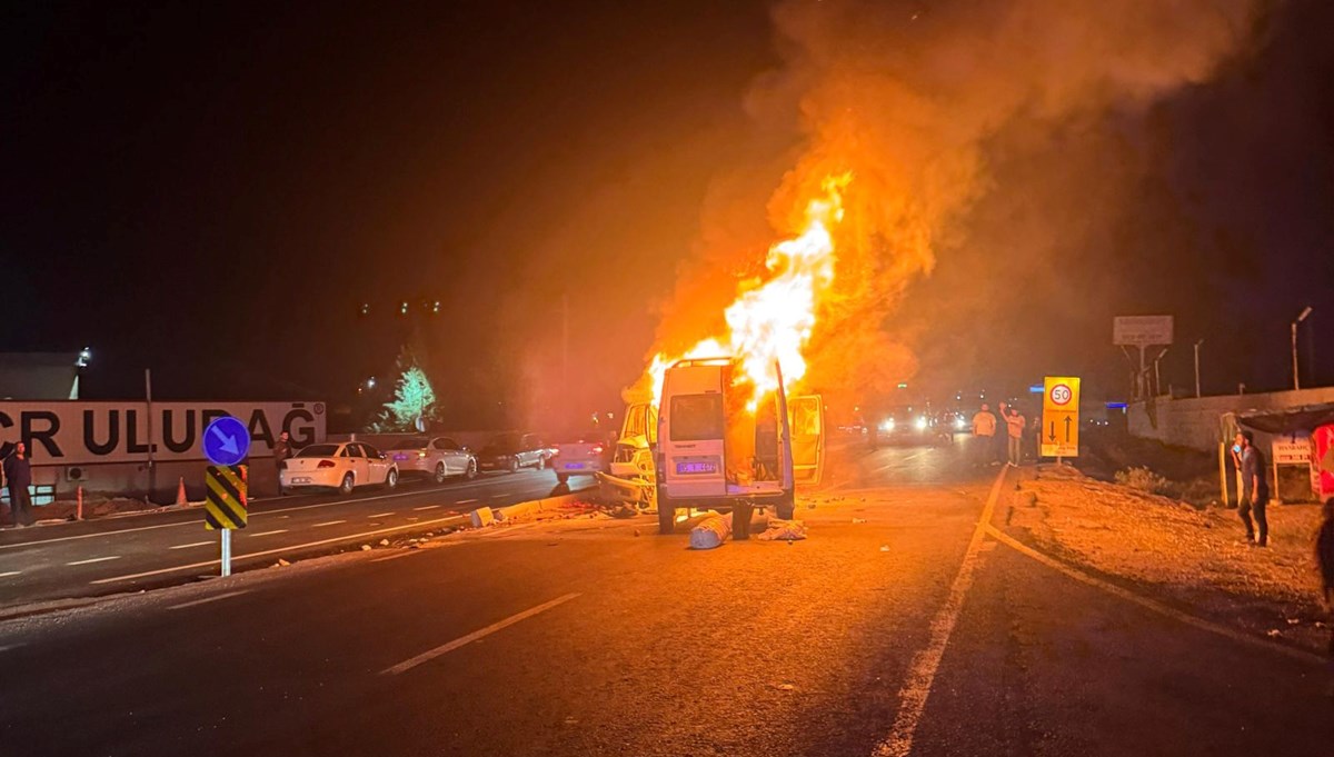 Kafa kafaya çarpışan kamyonet ile minibüs alev alev yandı: 11 yaralı