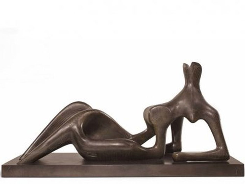 Игра света и тени в полулежащей фигуре Генри Мура