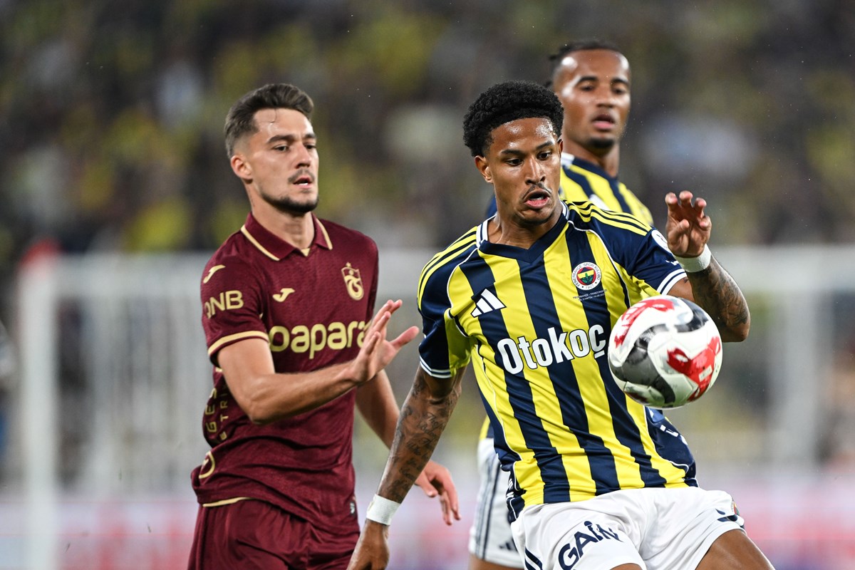 Ernest Muçi (Trabzonspor) ve Jayden Oosterwolde (Fenerbahçe) ikili mücadelede