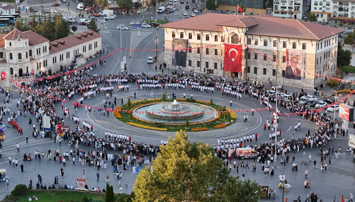 Aynı anda bin 58 kişi halay çekti