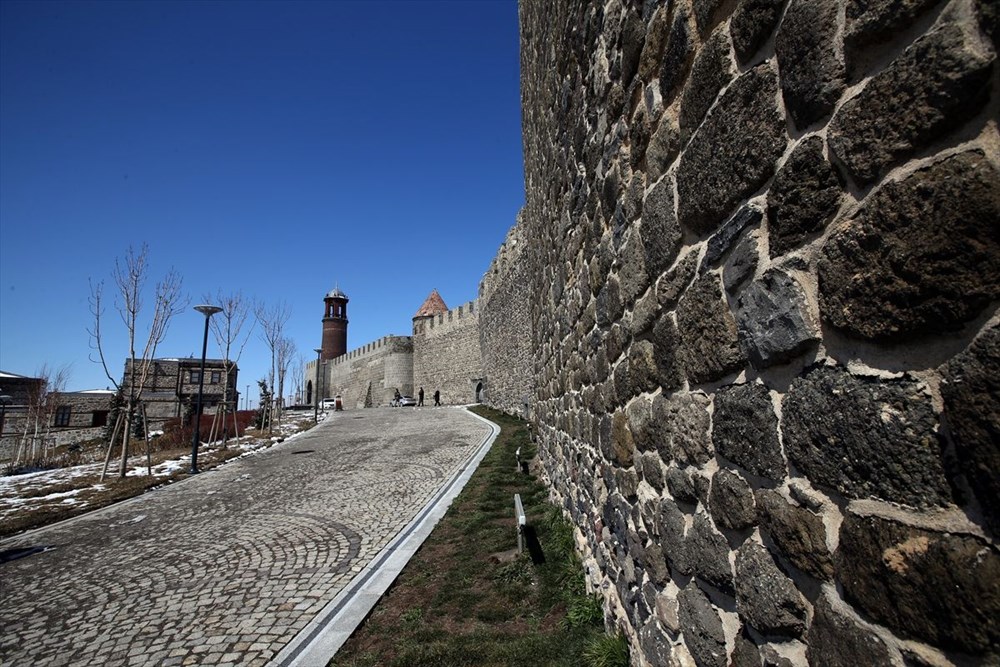 Erzurum yüzlerce yıllık yapılarıyla ziyaretçilerini tarihi yolculuğa çıkarıyor - 7