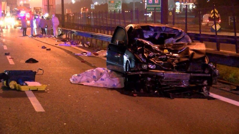 TEM Otoyolu'nda feci kaza: Otomobil yayalara çarptı, 5 kişi öldü - 7