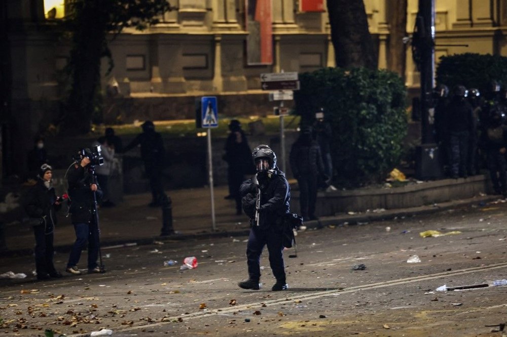 Gürcistan'da gösteriler devam ediyor:  Protestocular parlamento binasına havai fişekle saldırdı - 7