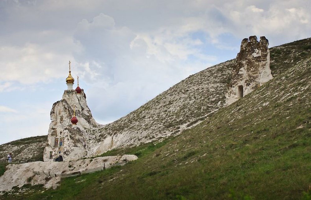 Монастырь в меловой горе. Спасский женский монастырь в Костомарово. Спасский пещерный монастырь в Костомарово.