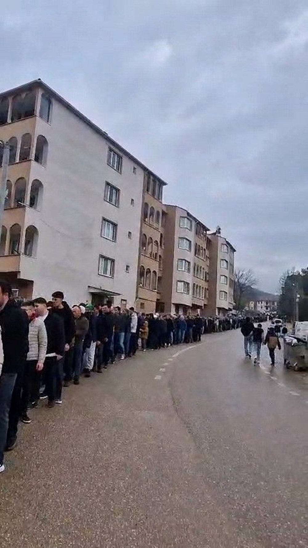 İnegöl'de Bayramlaşma Geleneği: 1 Kilometrelik Sevgi Seli 74 swAt Ln98Eeyz w2jlsbLQ