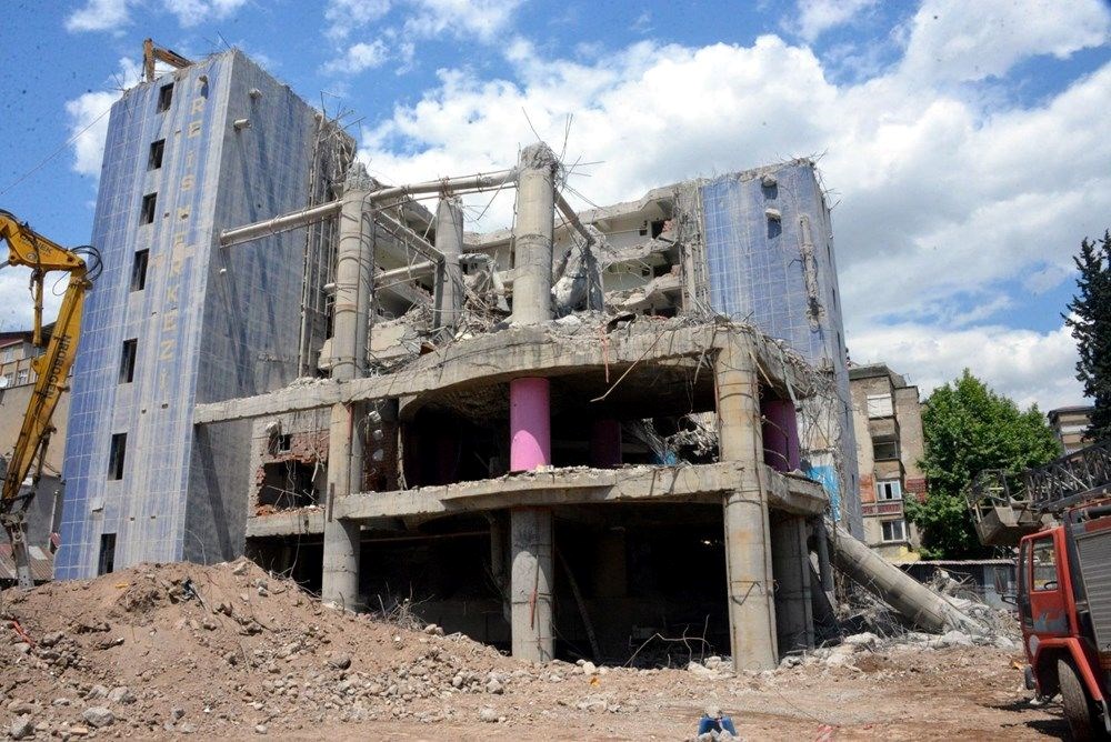 Dünyanın en saçma binasının enkazı da dert oldu - 9