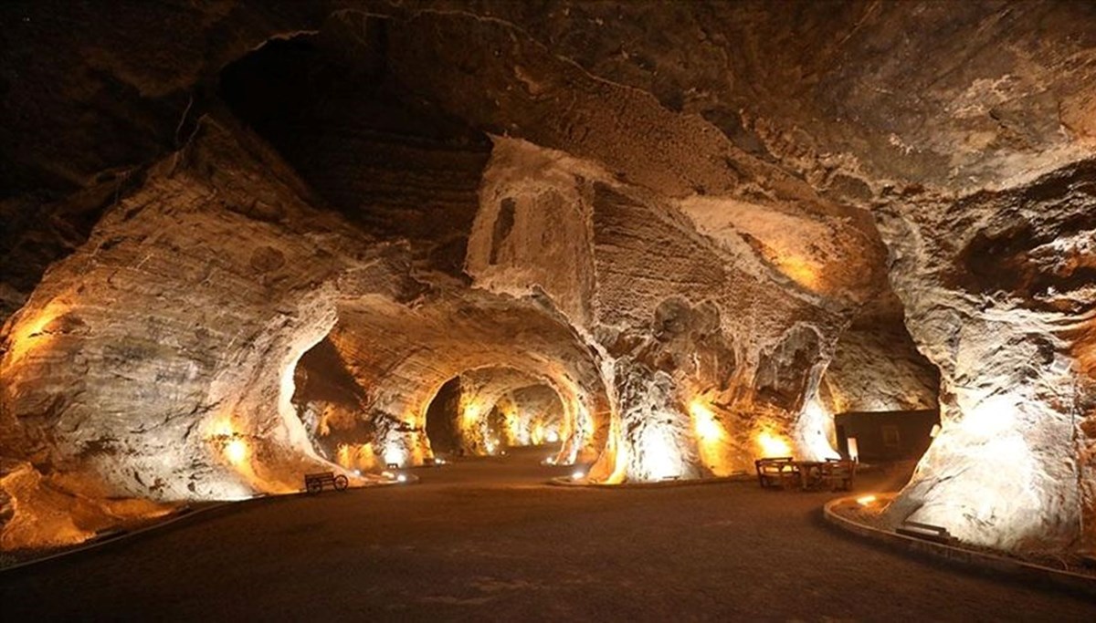 Yer altındaki tuz mağaraları turistlerin ziyaret rotasında oluyor Yer altındaki tuz mağaraları turistlerin ziyaret rotasında oluyor