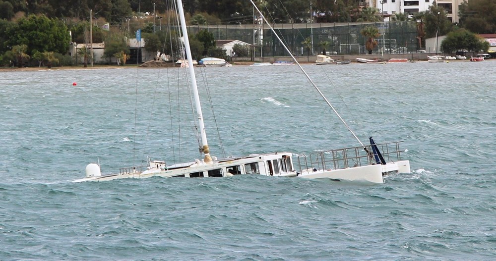 Bodrum'da fırtına milyonluk yatı batırdı - 7