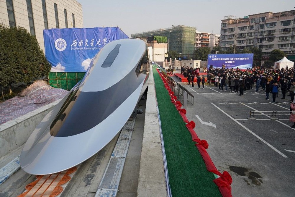 Çin raylara değmeden 600 km hızla giden trenini tanıttı - 1