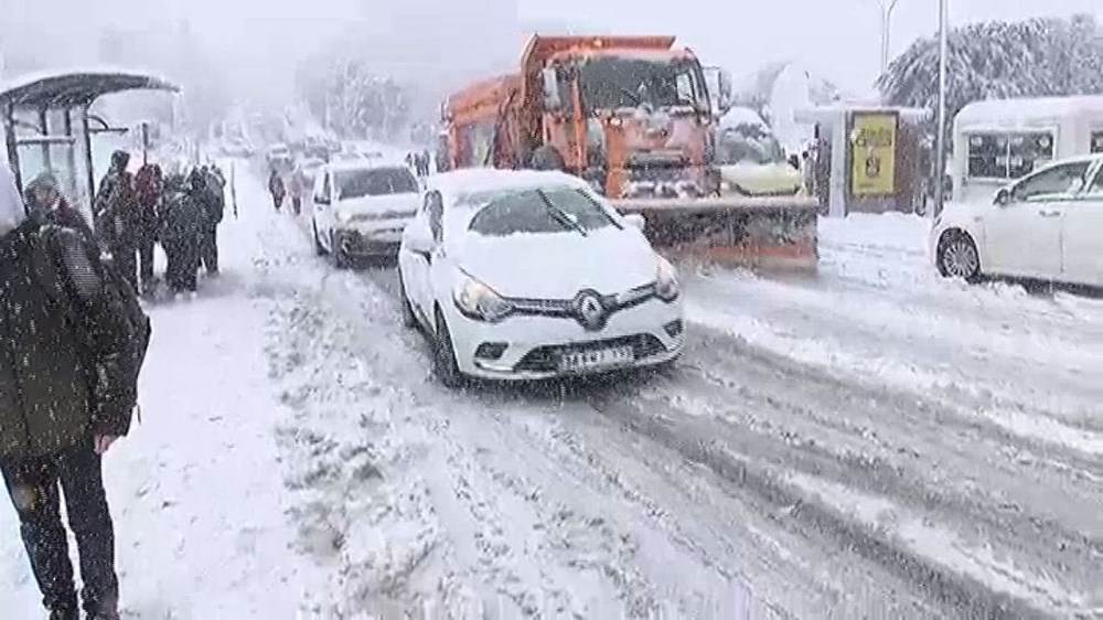 İstanbul’da kar aniden bastırdı: Dokuz ilçede okullar tatil edildi, bu akşam 18.00’e dikkat! - 3