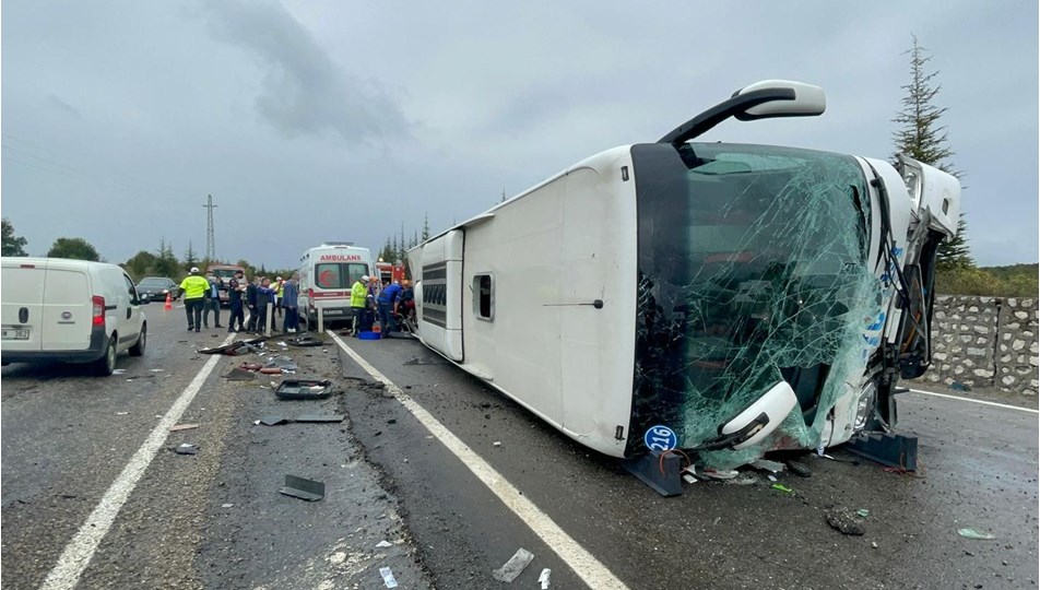 Bartın'da otomobille çarpışan yolcu otobüsü devrildi: 3 ölü 1yaralı