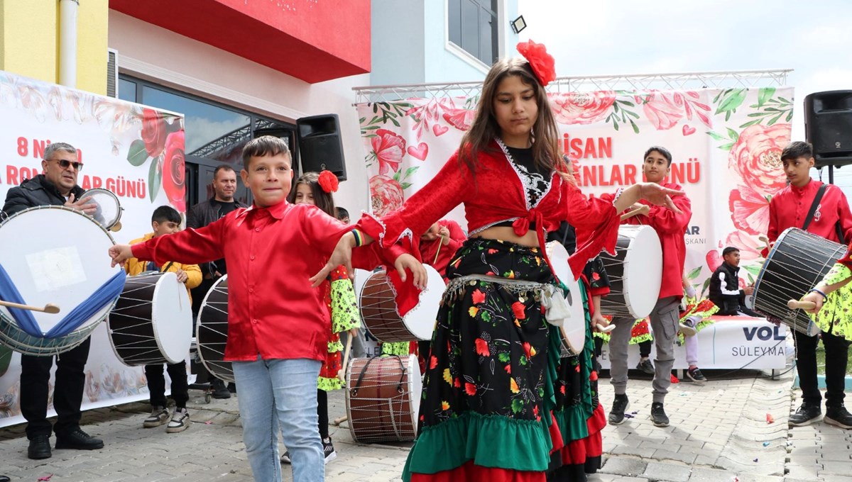 8 Nisan Dünya Romanlar Günü renkli görüntülerle kutlandı: Taburelere çıkıp oynadılar