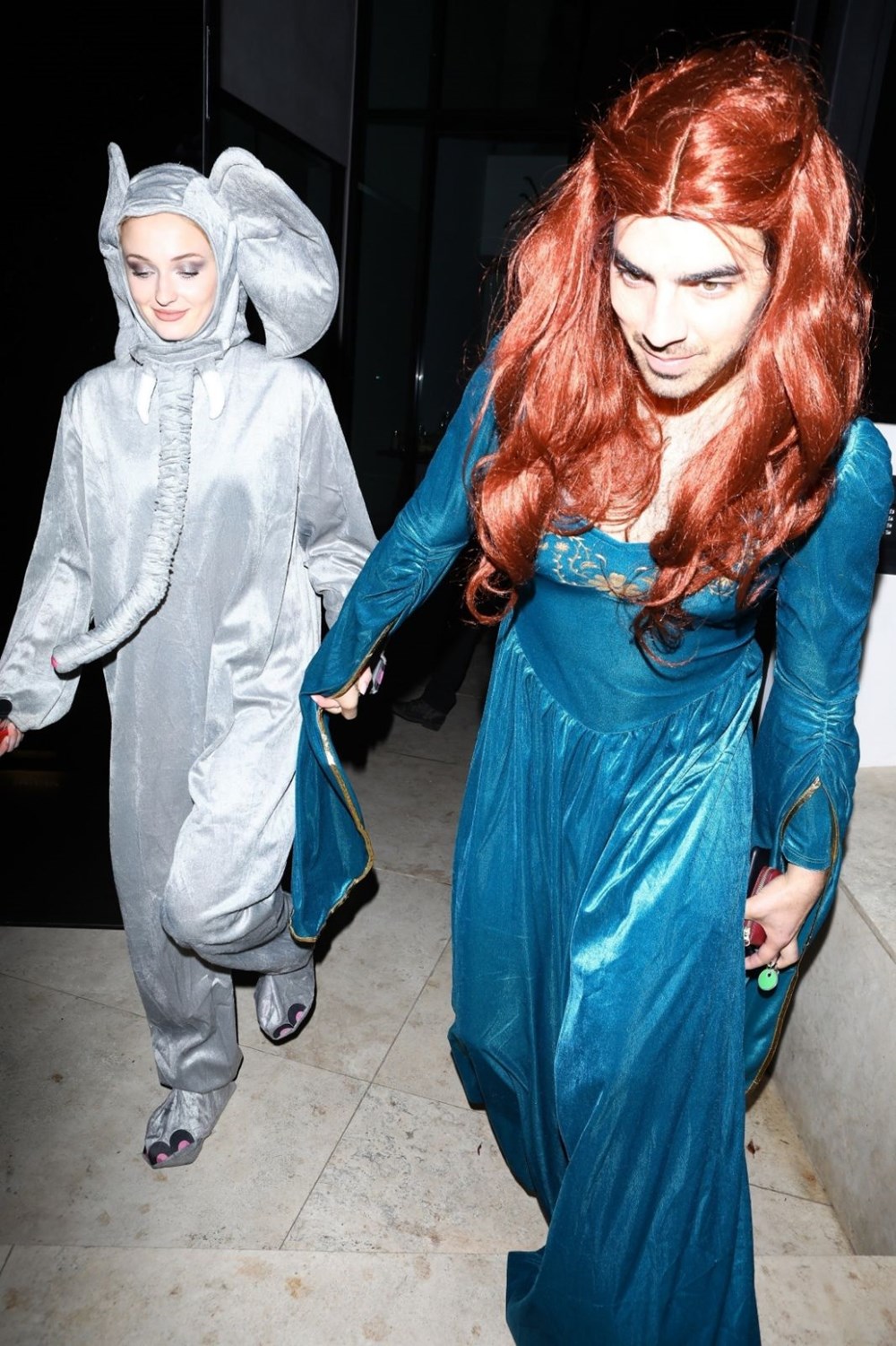Sophie Turner ve sevgilisi partide (Ünlü isimlerin Cadılar Bayramı kostümleri) - 1