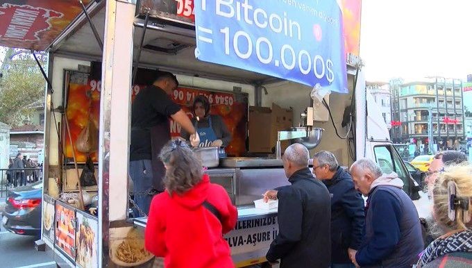 Kadıköy’de Bitcoin’in yükselişi için lokma dağıttılar: “Ne doları, ne altını, ‘ben varım’ diyor”