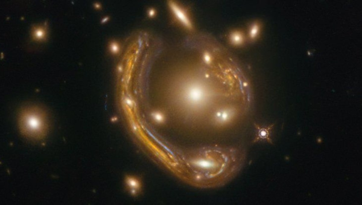 NASA, Dünya’dan 9 milyar ışık yılı uzaklıkta bir Einstein halkası görüntüledi