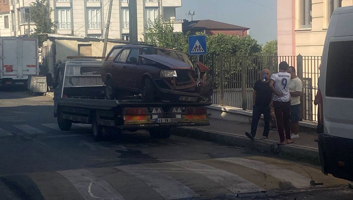 Freni tutmayan otomobil servis aracına çarptı Freni tutmayan otomobil servis aracına çarptı