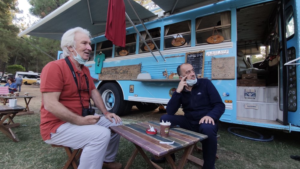 Hem geziyor hem para kazanıyor: Karavanını kahve dükkanı yaptı - 8