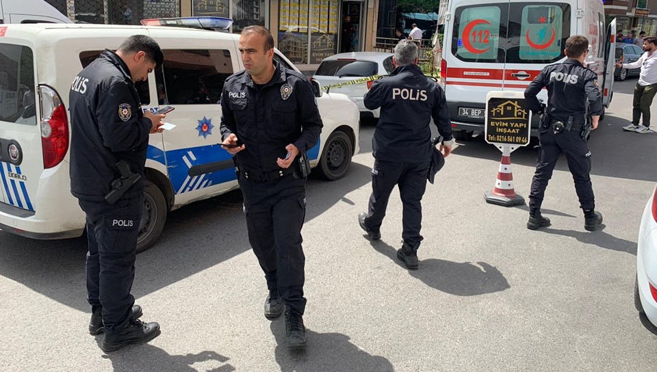 Sancaktepe'de emlakçıda silahlı kavga: 2 yaralı - 1