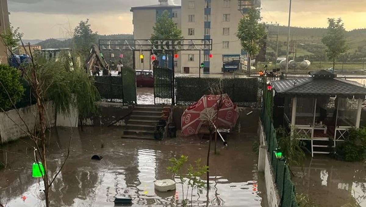 Diyarbakır'da fırtına ve sağanak etkili oldu Diyarbakır'da fırtına ve sağanak etkili oldu