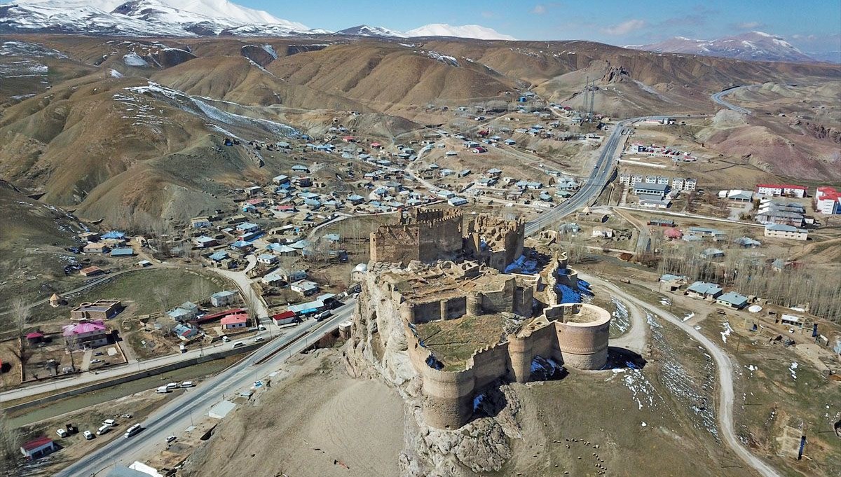 'Kartal yuvası'nı andıran Hoşap Kalesi turizme kazandırılacak