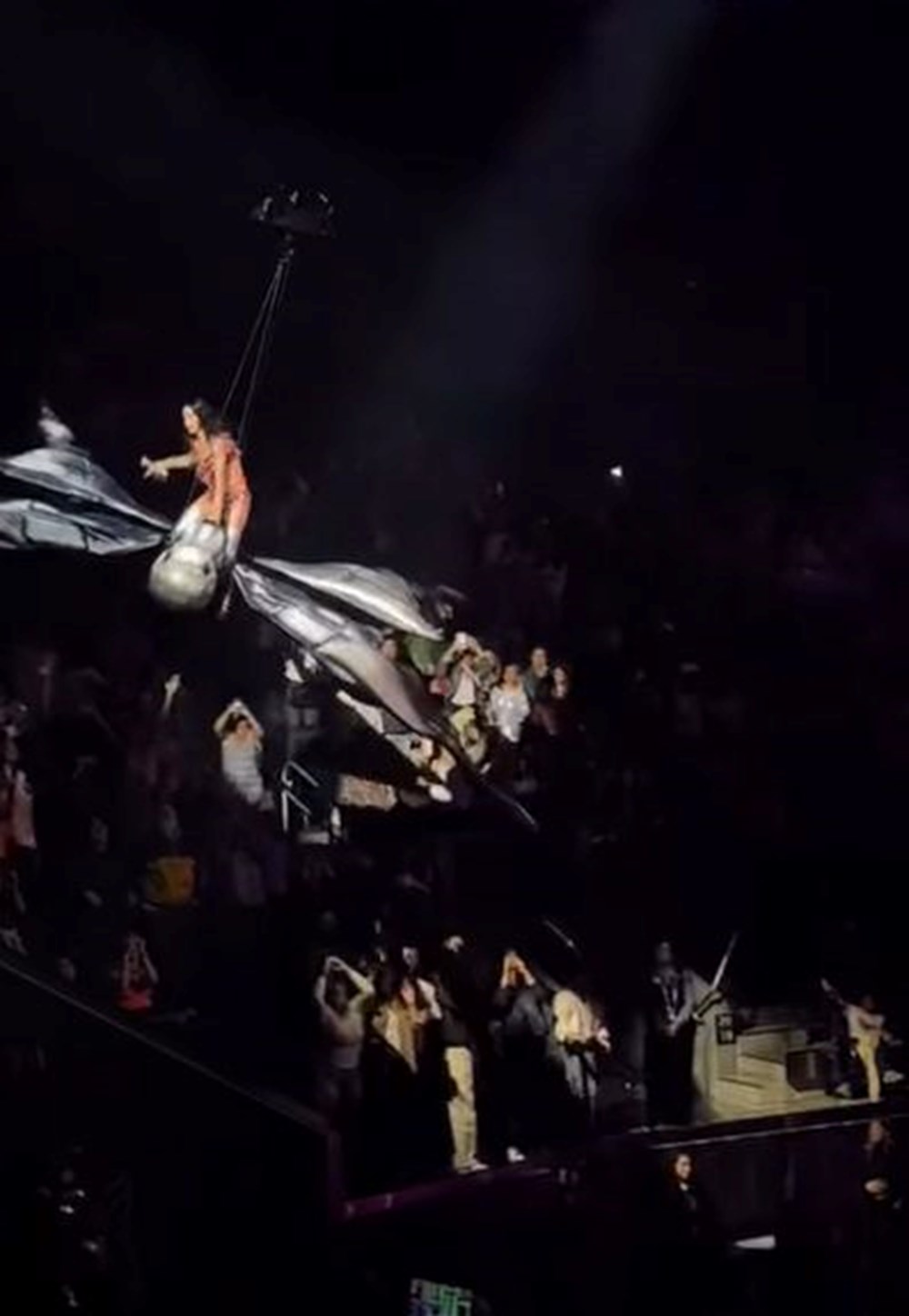 Katy Perry konserinde korkutan anlar: Düşme tehlikesi atlattı - 4