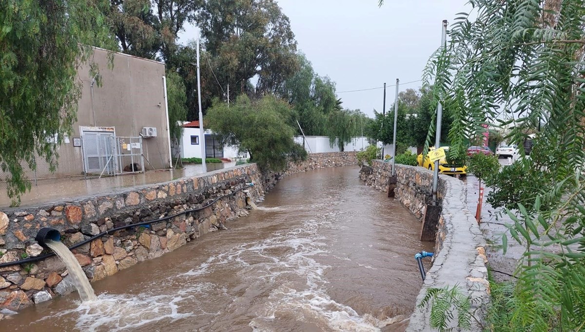 Bodrum sağanak yağmura teslim oldu