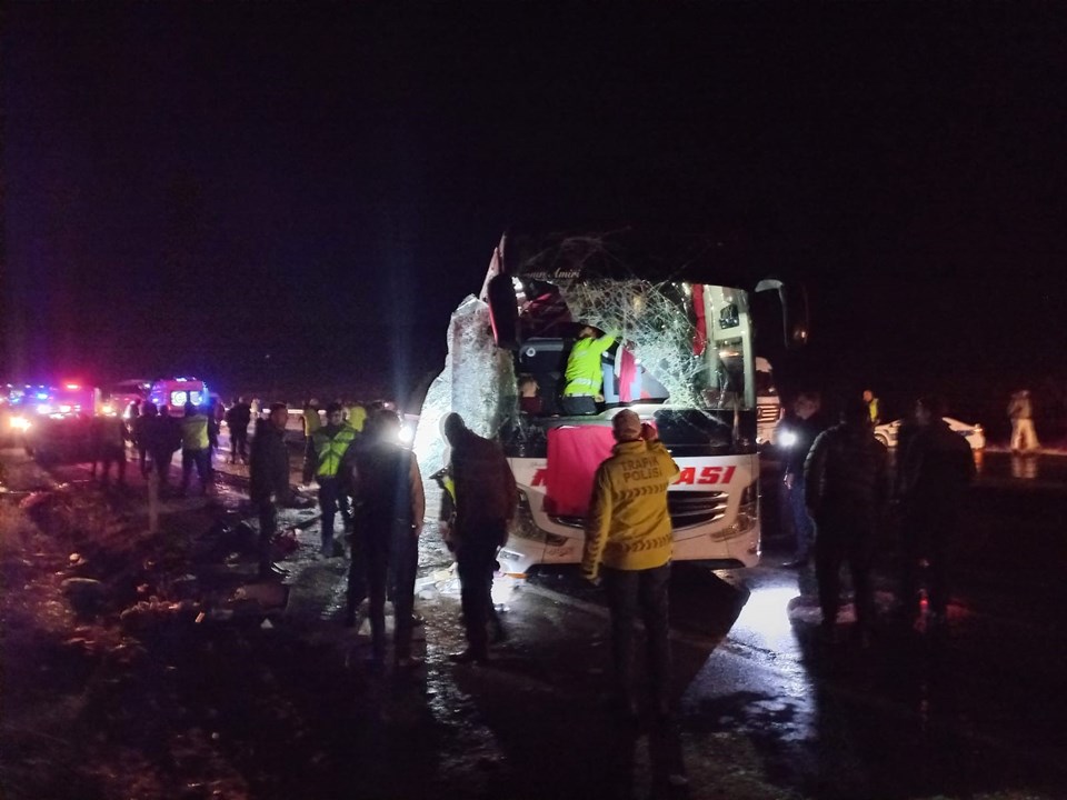 Kayseri'de yolcu otobüsü devrildi: Çok sayıda yaralı - 1