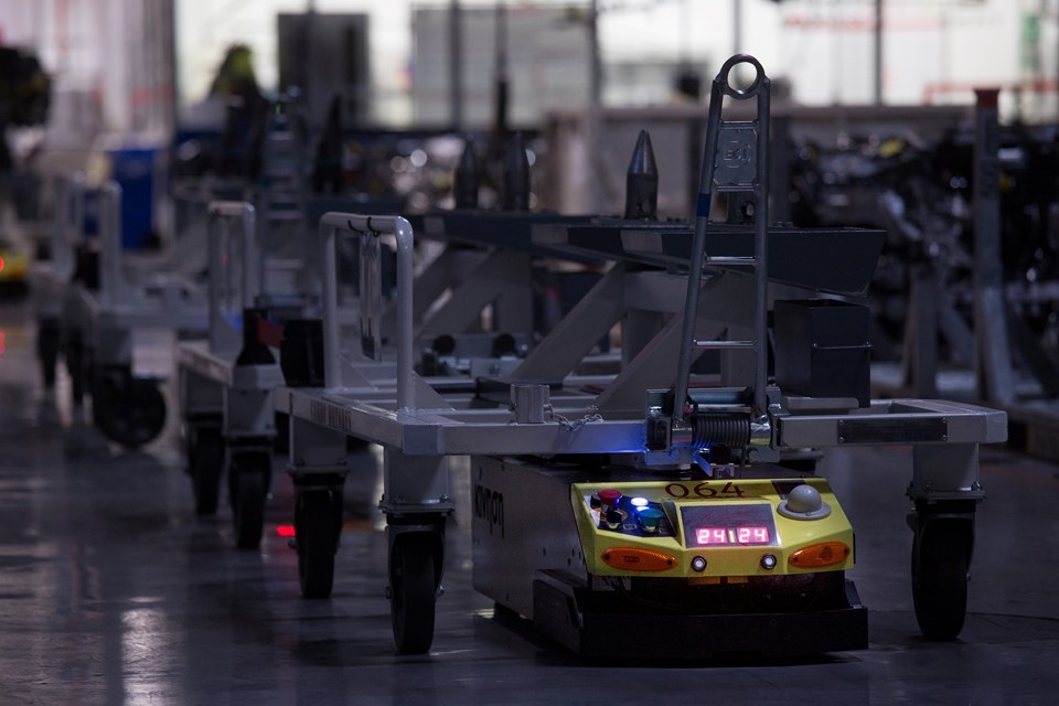 SEAT fabrikasında 125 robot günde 23 bin 800 parça taşıyor - 1
