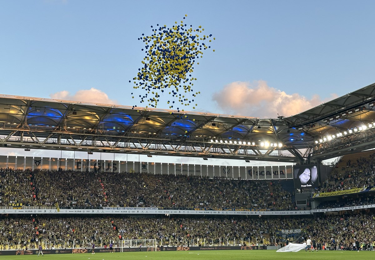 Maçtan önce kanserden hayatını kaybeden Fenerbahçe taraftarı Duygu Özdin için havaya balon bırakıldı.