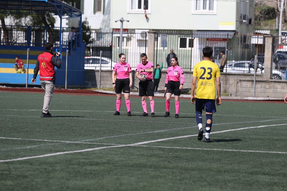 Eşinin yönlendirmesiyle hakem oldu: Futbol hakemi çift birlikte maç yönetiyor - 3