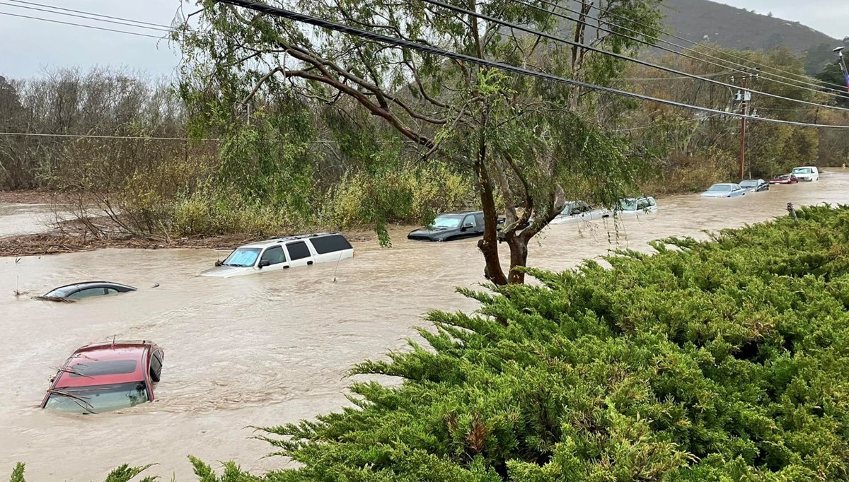 California'da fırtına nedeniyle 14 kişi hayatını kaybetti California'da fırtına nedeniyle 14 kişi hayatını kaybetti