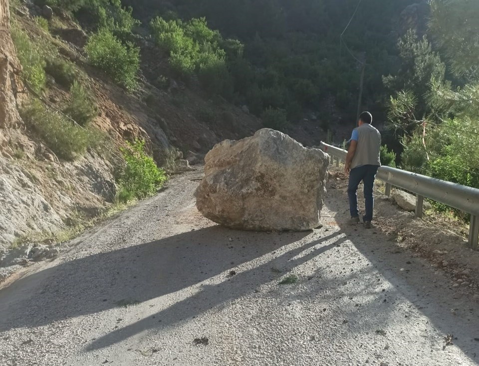 Adana'da yola düşen kayalar nedeniyle 6 mahallenin ulaşımı kesildi - 1