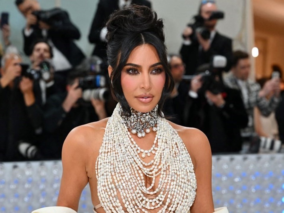Kim Kardashian neden bir masa yüzünden davalık oldu? - 3