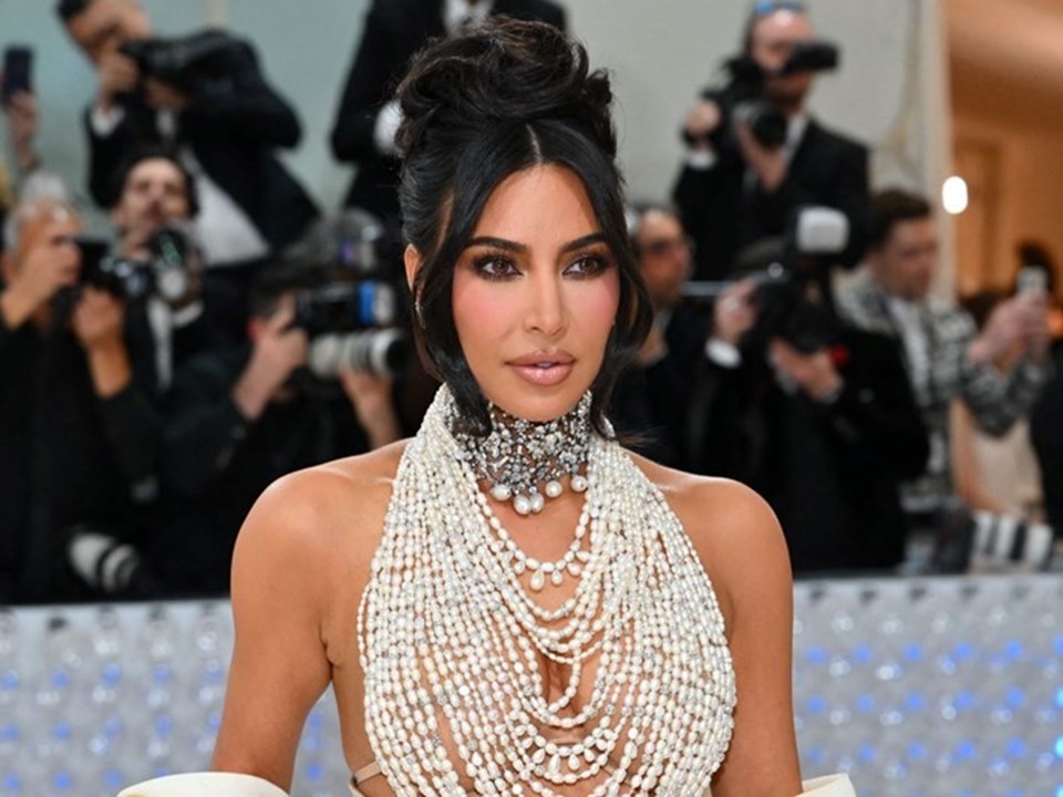 Kim Kardashian neden bir masa yüzünden davalık oldu? - 3