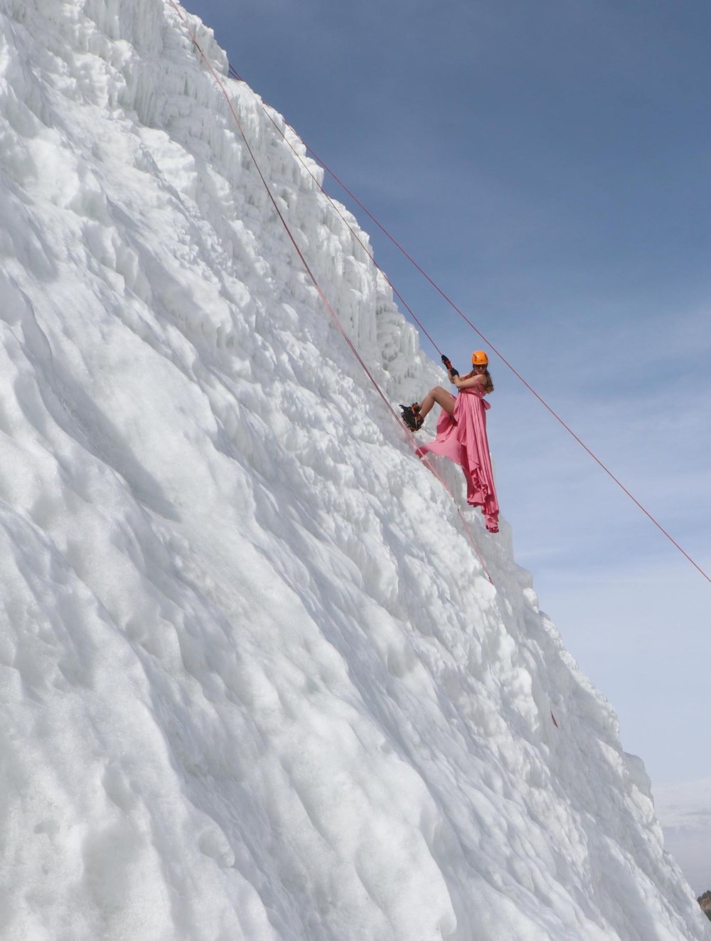 Rus turist Palandöken'de en sevdiği elbisesiyle buz dağına tırmandı - 4