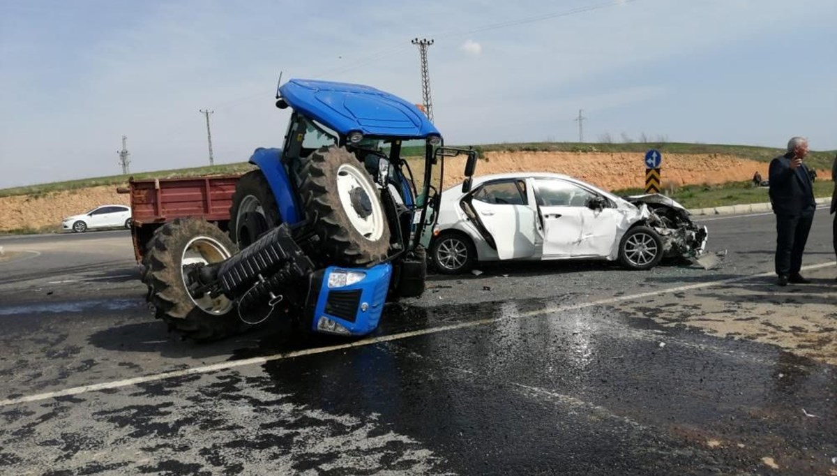 Diyarbakır'da otomobil ile traktör çarpıştı: 5 yaralı Diyarbakır'da otomobil ile traktör çarpıştı: 5 yaralı