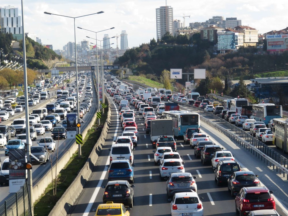 Hafta sonu kısıtlaması öncesi İstanbul trafiği kilit - 1