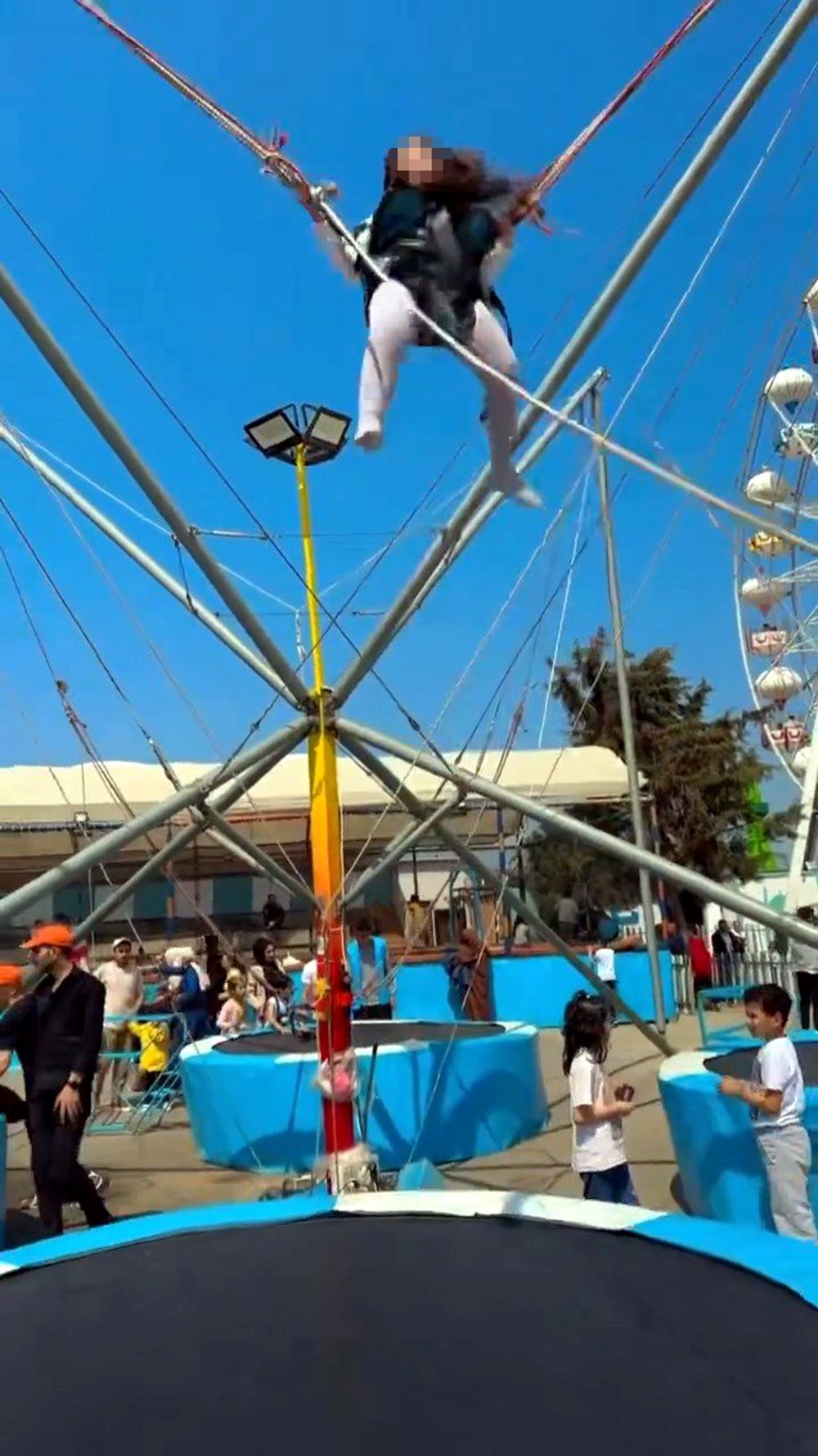 Lunaparkta korku dolu anlar: Trambolinin kemeri açıldı,
dakikalarca savruldu - 1