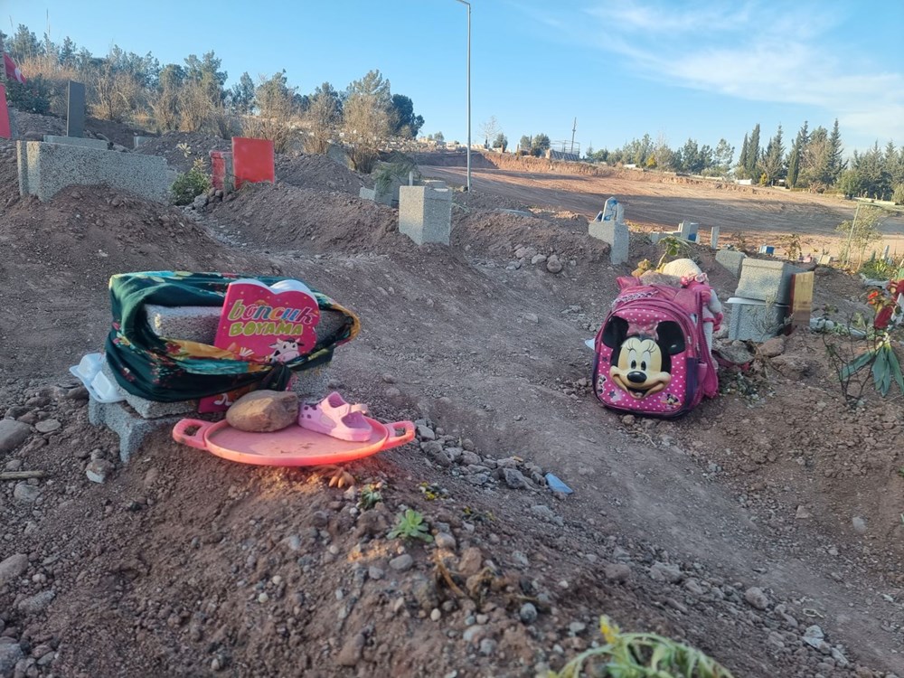 Depremde yakınlarını kaybeden aileler mezarlıklardan ayrılmıyor - 3