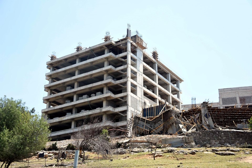 İzmir'de apartman inşaatında çökme: 1'i ağır 3 işçi yaralı - 1