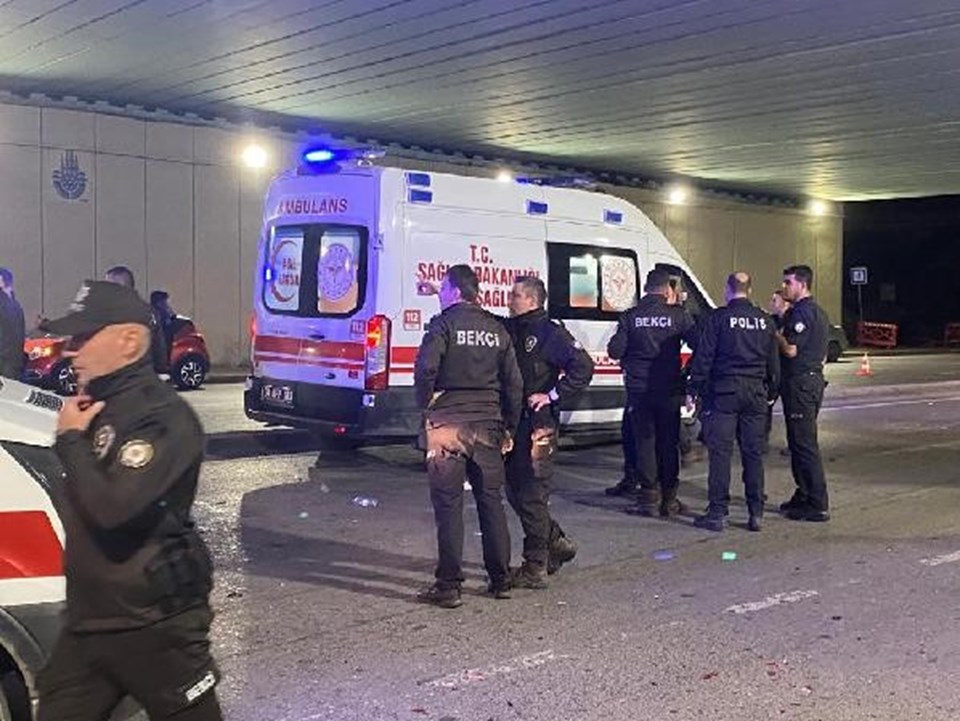 Maltepe'de hafriyat kamyonu polis aracına çarptı: 2 polis yaralı - 1