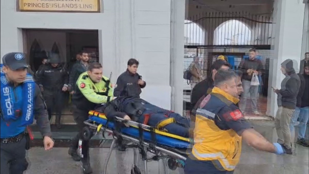 Yaralı olarak hastaneye kaldırılan dört kişiden biri yaşamını yitirdi. Diğer üç yaralının hayati tehlikeleri yok.