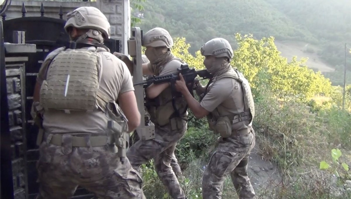 Samsun'da yasa dışı bahis operasyonu: 9 şüpheli tutuklandı Samsun'da yasa dışı bahis operasyonu: 9 şüpheli tutuklandı