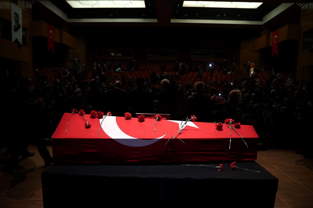 USTA OYUNCU FATMA GİRİK SON YOLCULUĞUNA UĞURLANDI... Usta oyuncu Fatma Girik son yolculuğuna uğurlandı - 29
