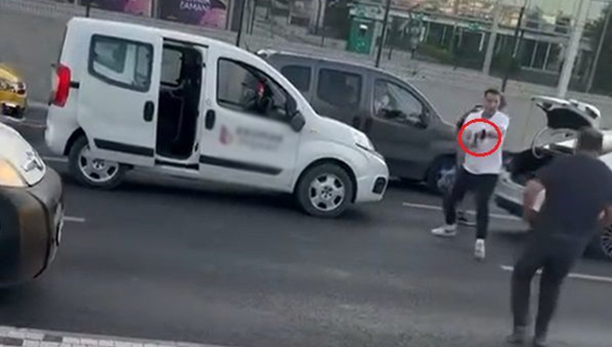 Trafik kavgası meydan savaşına dönüştü: 7 kişi birbirine girdi, bir kişi silah çekti